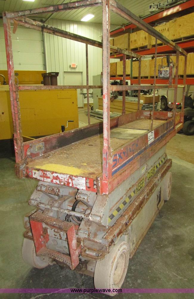 image for item H1030 1999 Skyjack SJIII 3220 scissor lift