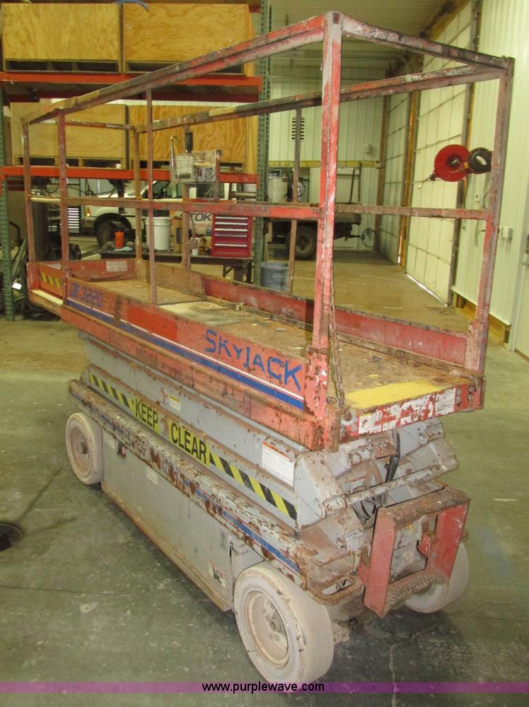 image for item H1030 1999 Skyjack SJIII 3220 scissor lift