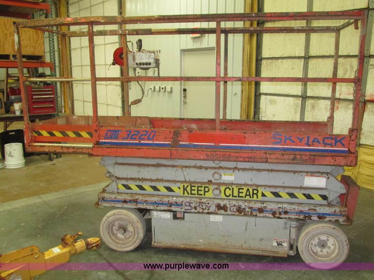 image for item H1030 1999 Skyjack SJIII 3220 scissor lift