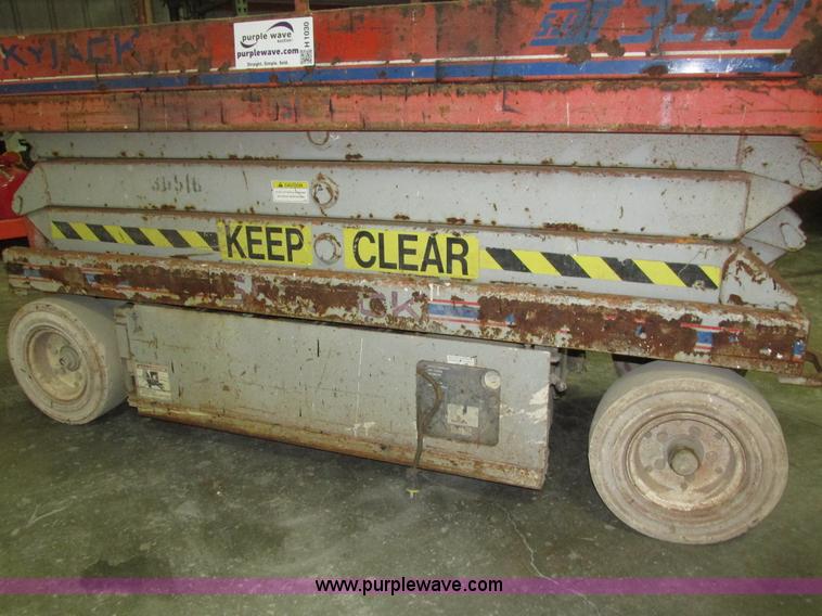image for item H1030 1999 Skyjack SJIII 3220 scissor lift