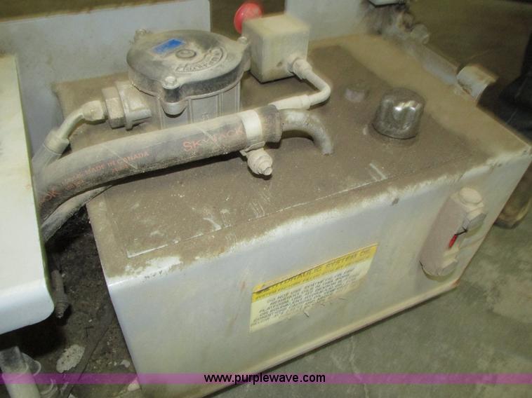 image for item H1030 1999 Skyjack SJIII 3220 scissor lift