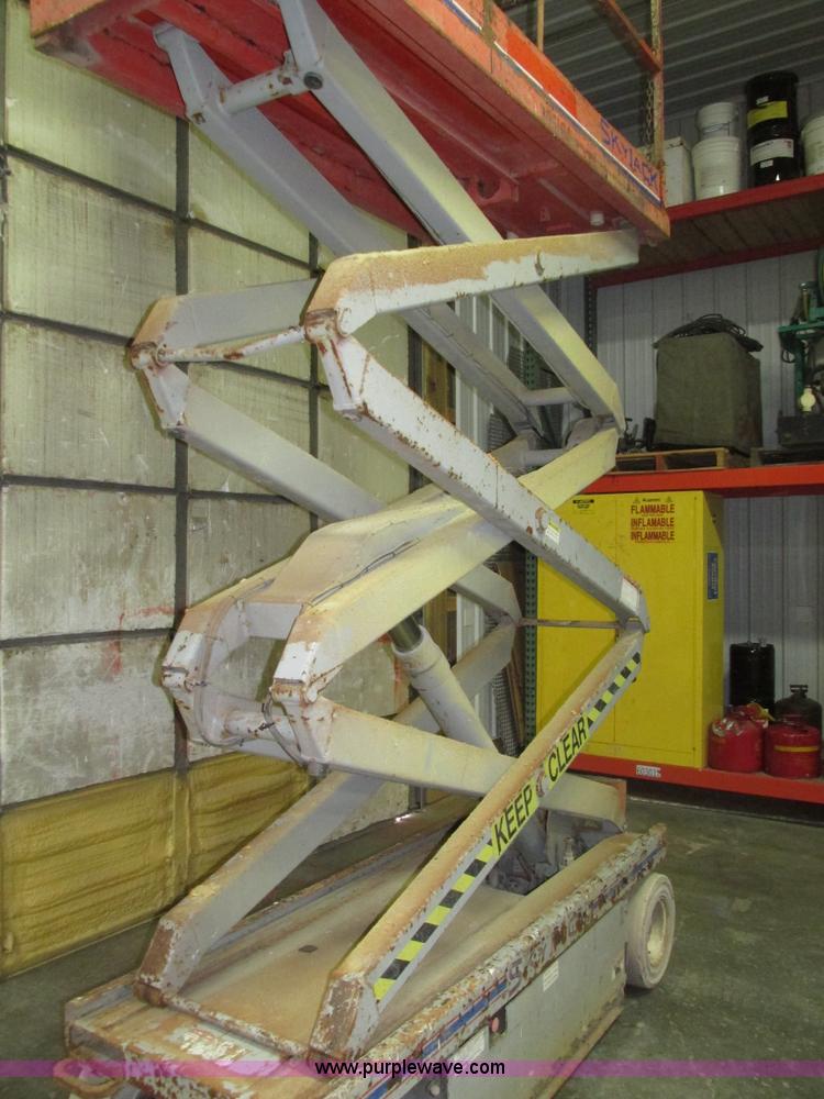 image for item H1030 1999 Skyjack SJIII 3220 scissor lift