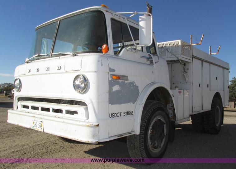 image for item H1031 1982 Ford C800 service truck