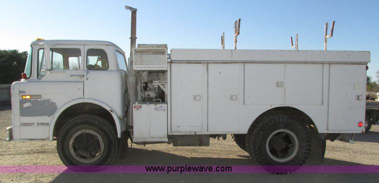 image for item H1031 1982 Ford C800 service truck