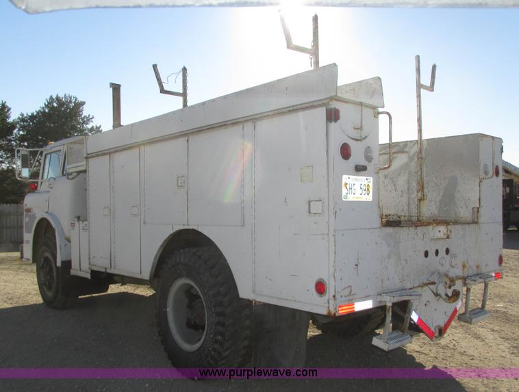image for item H1031 1982 Ford C800 service truck