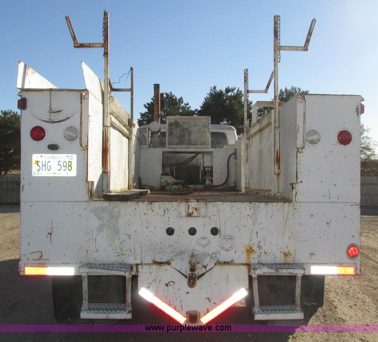 image for item H1031 1982 Ford C800 service truck