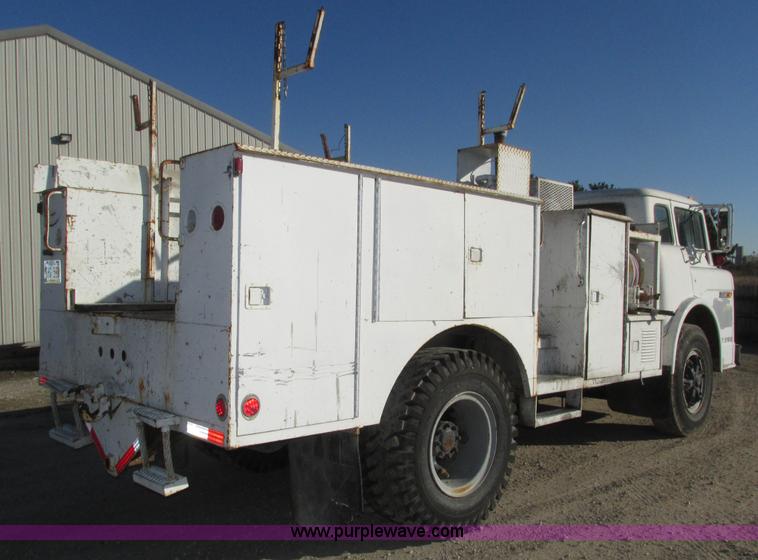 image for item H1031 1982 Ford C800 service truck