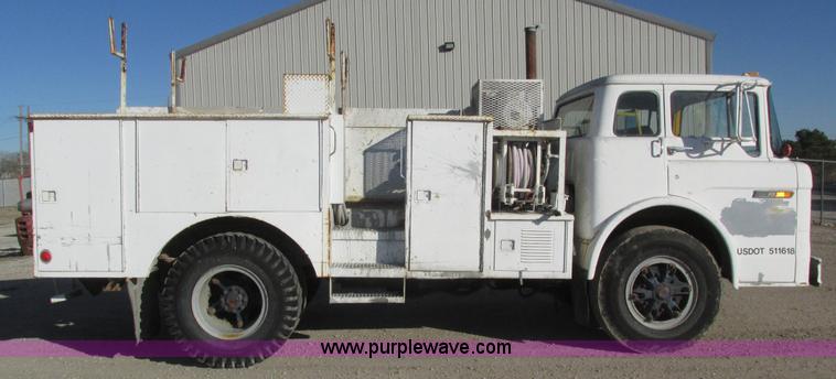 image for item H1031 1982 Ford C800 service truck