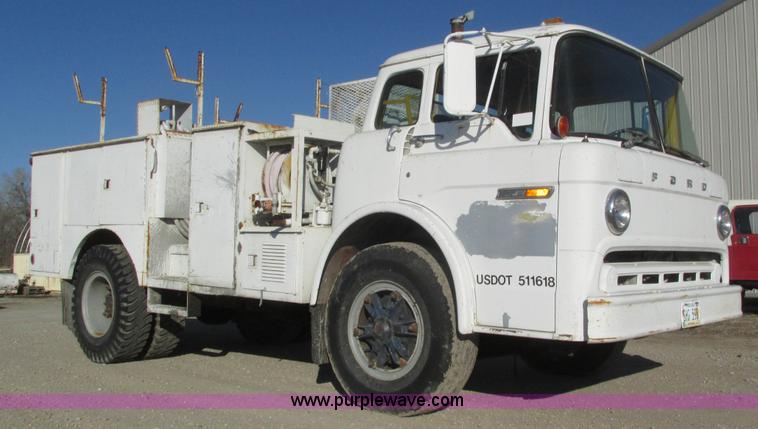 image for item H1031 1982 Ford C800 service truck