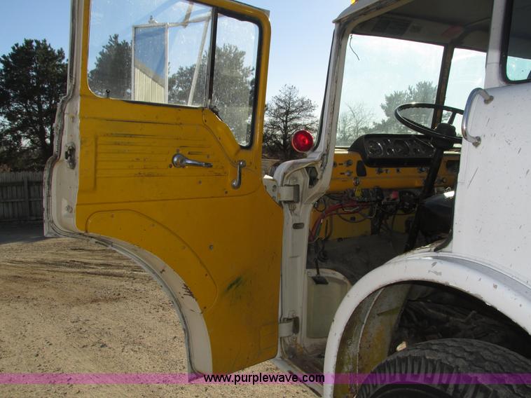 image for item H1031 1982 Ford C800 service truck