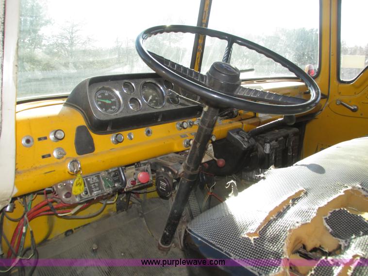 image for item H1031 1982 Ford C800 service truck