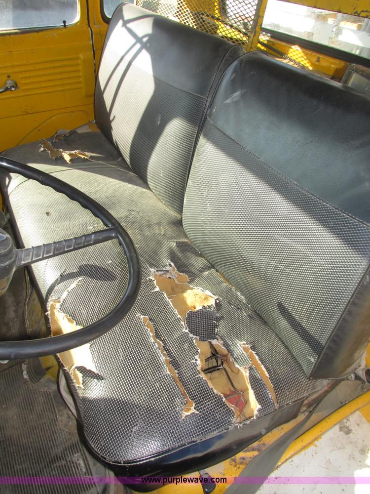 image for item H1031 1982 Ford C800 service truck