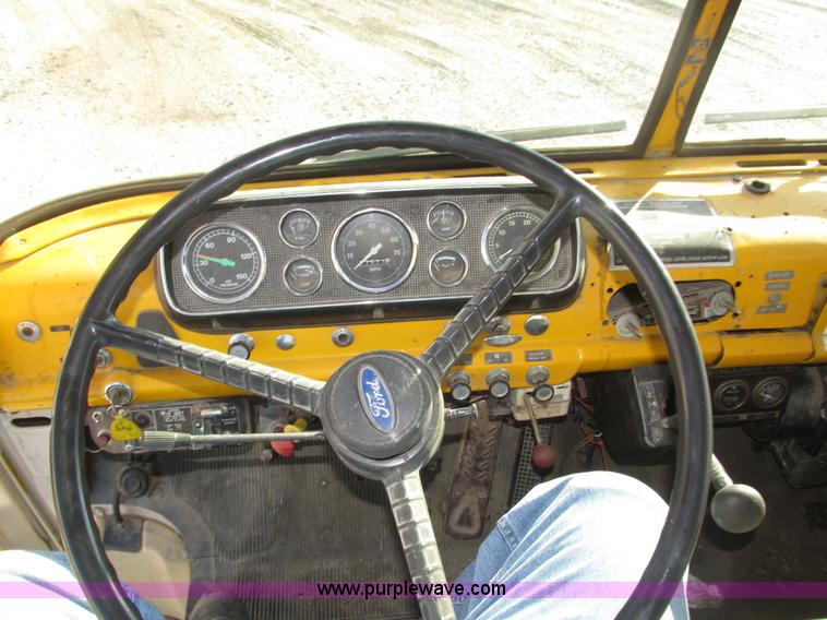 image for item H1031 1982 Ford C800 service truck