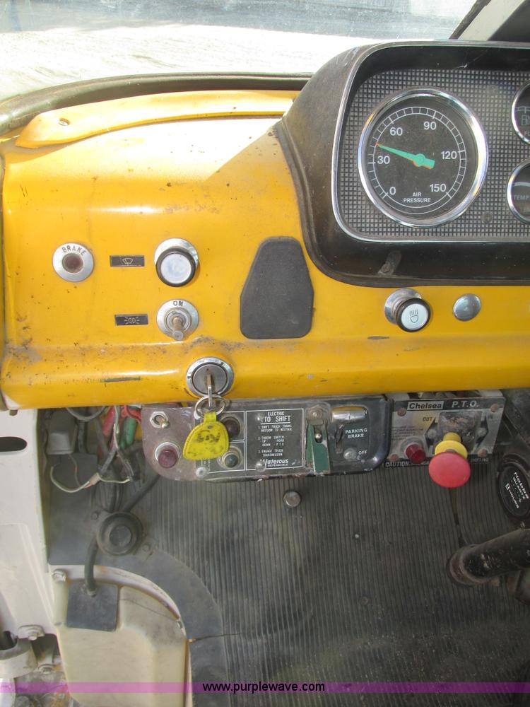 image for item H1031 1982 Ford C800 service truck