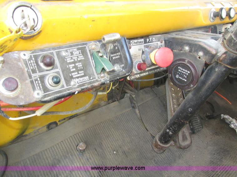 image for item H1031 1982 Ford C800 service truck