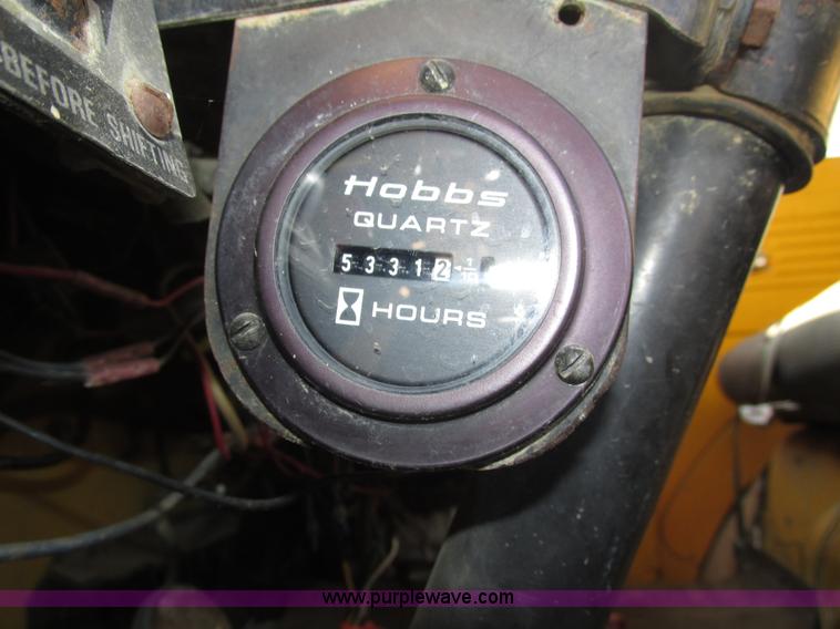 image for item H1031 1982 Ford C800 service truck