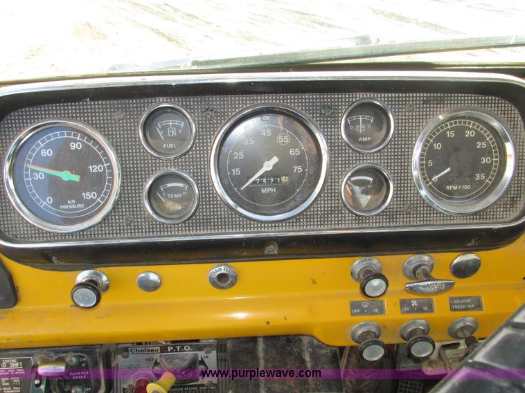 image for item H1031 1982 Ford C800 service truck