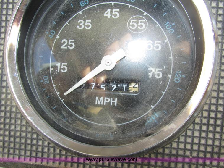 image for item H1031 1982 Ford C800 service truck