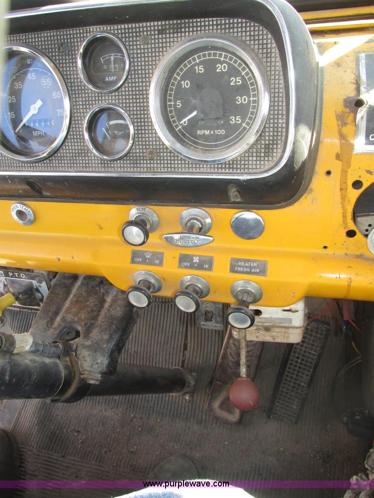 image for item H1031 1982 Ford C800 service truck