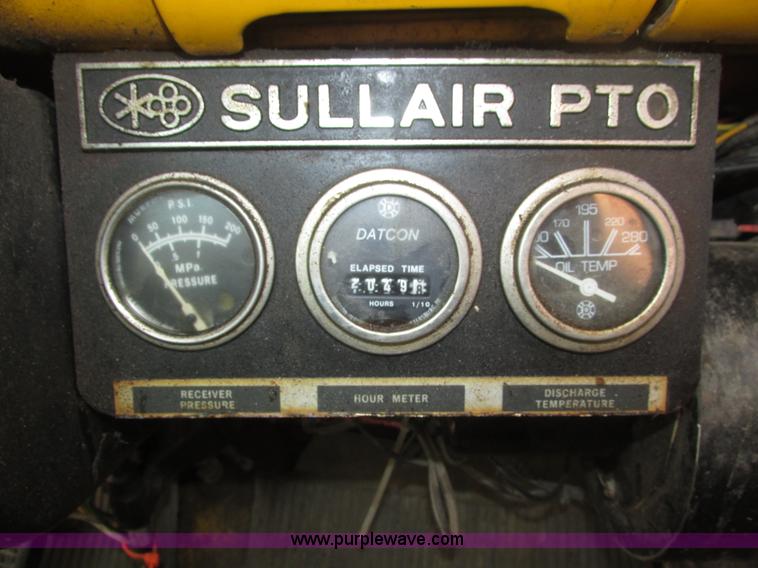 image for item H1031 1982 Ford C800 service truck