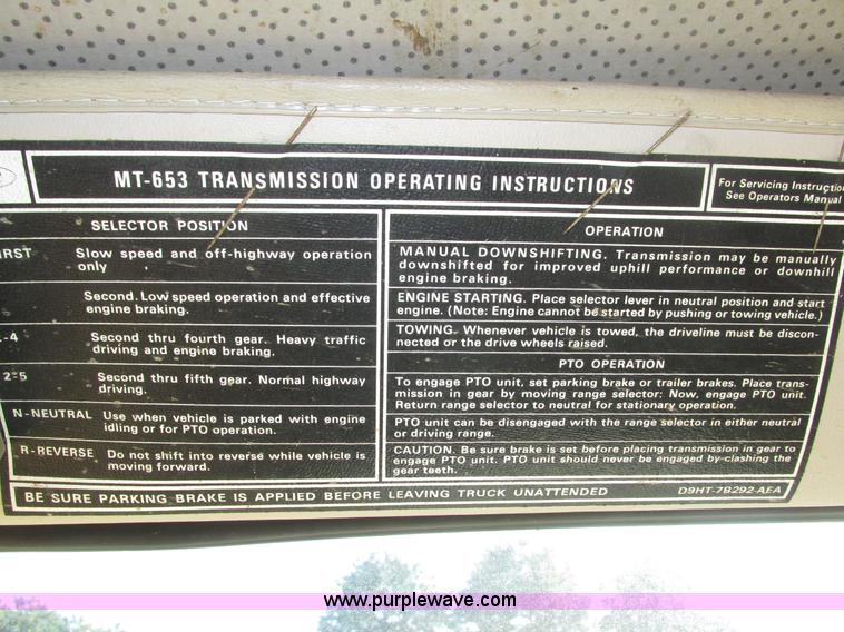 image for item H1031 1982 Ford C800 service truck