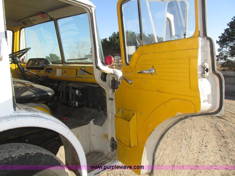 image for item H1031 1982 Ford C800 service truck