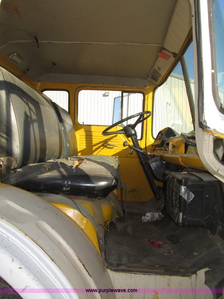 image for item H1031 1982 Ford C800 service truck