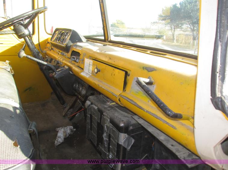 image for item H1031 1982 Ford C800 service truck