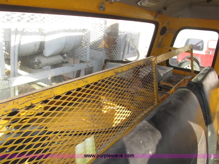 image for item H1031 1982 Ford C800 service truck