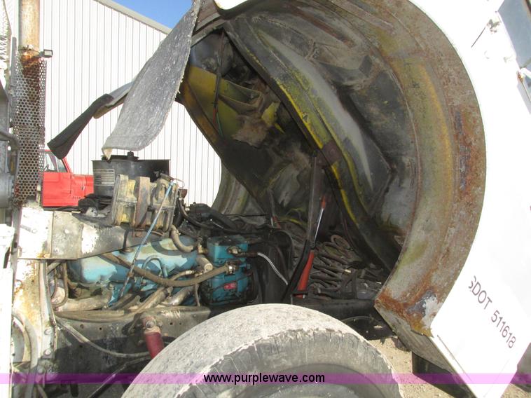 image for item H1031 1982 Ford C800 service truck