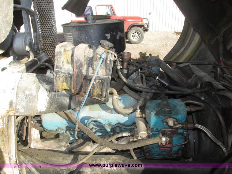 image for item H1031 1982 Ford C800 service truck