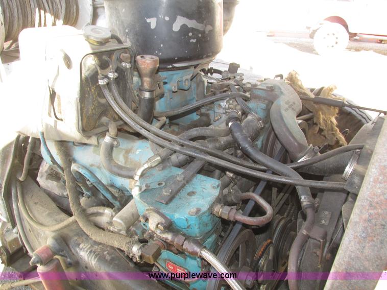 image for item H1031 1982 Ford C800 service truck