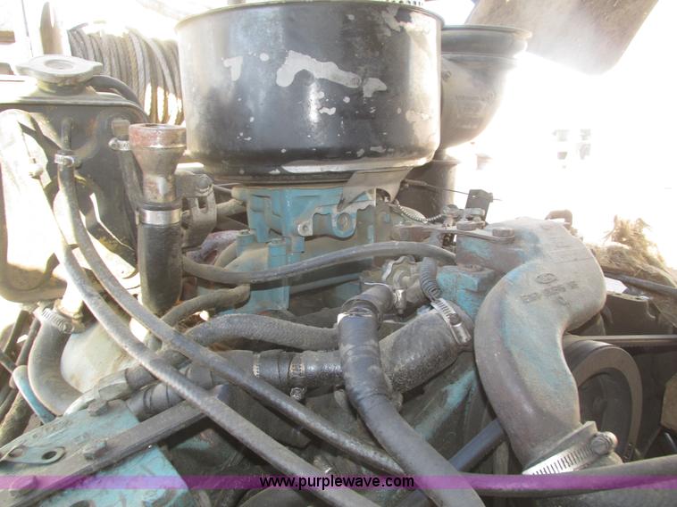 image for item H1031 1982 Ford C800 service truck