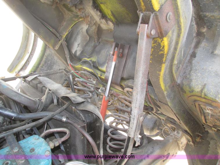 image for item H1031 1982 Ford C800 service truck