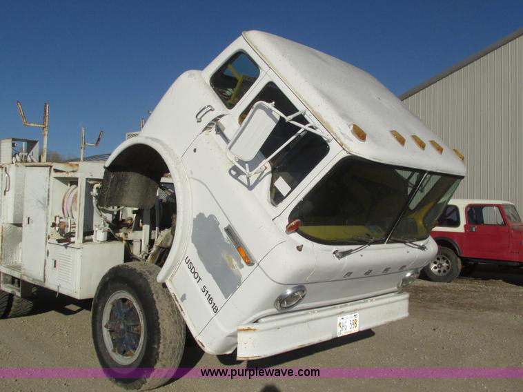 image for item H1031 1982 Ford C800 service truck