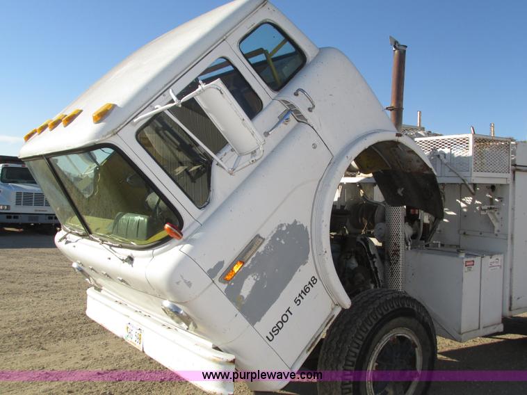 image for item H1031 1982 Ford C800 service truck