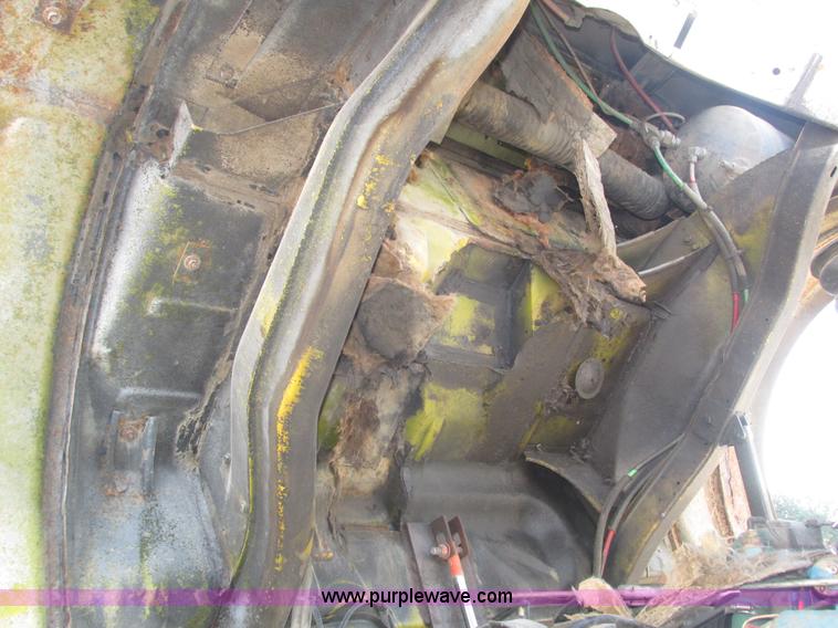 image for item H1031 1982 Ford C800 service truck