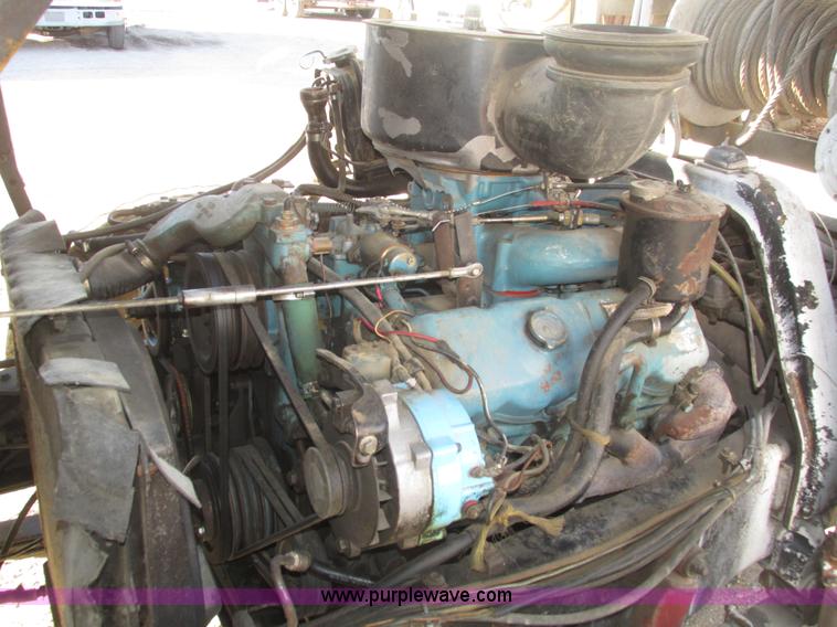 image for item H1031 1982 Ford C800 service truck
