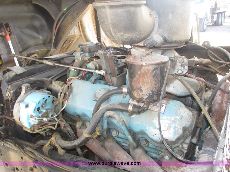 image for item H1031 1982 Ford C800 service truck