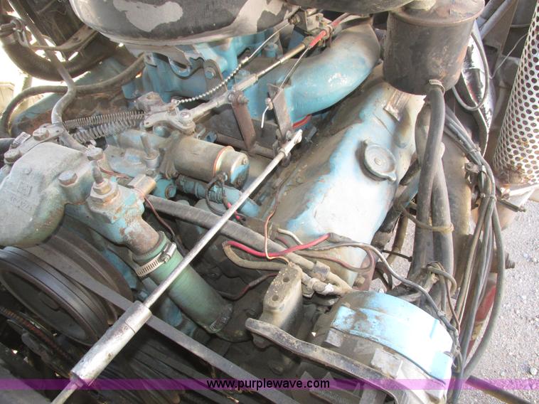 image for item H1031 1982 Ford C800 service truck