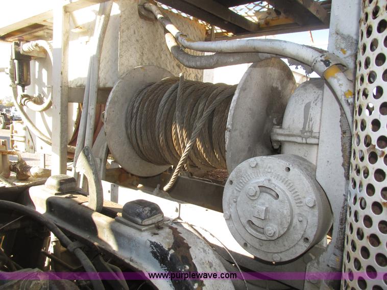 image for item H1031 1982 Ford C800 service truck