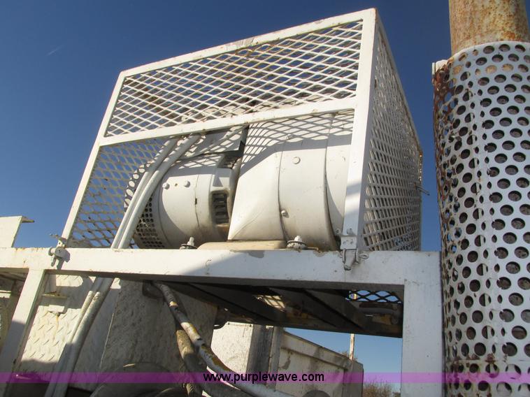 image for item H1031 1982 Ford C800 service truck