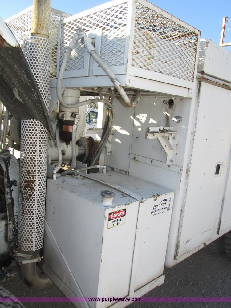 image for item H1031 1982 Ford C800 service truck