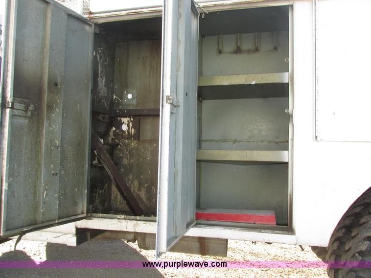 image for item H1031 1982 Ford C800 service truck