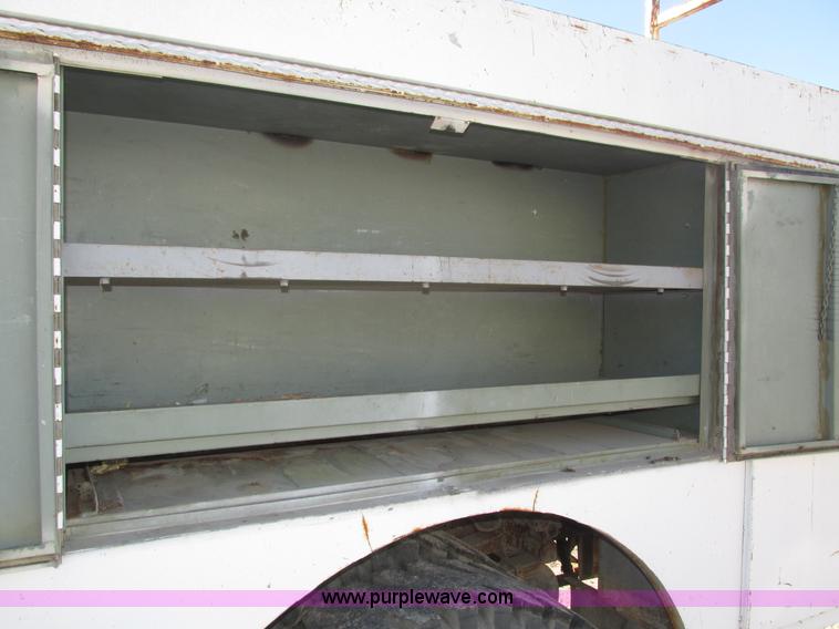 image for item H1031 1982 Ford C800 service truck