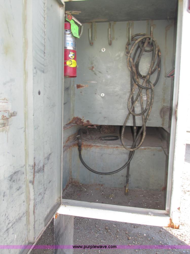 image for item H1031 1982 Ford C800 service truck