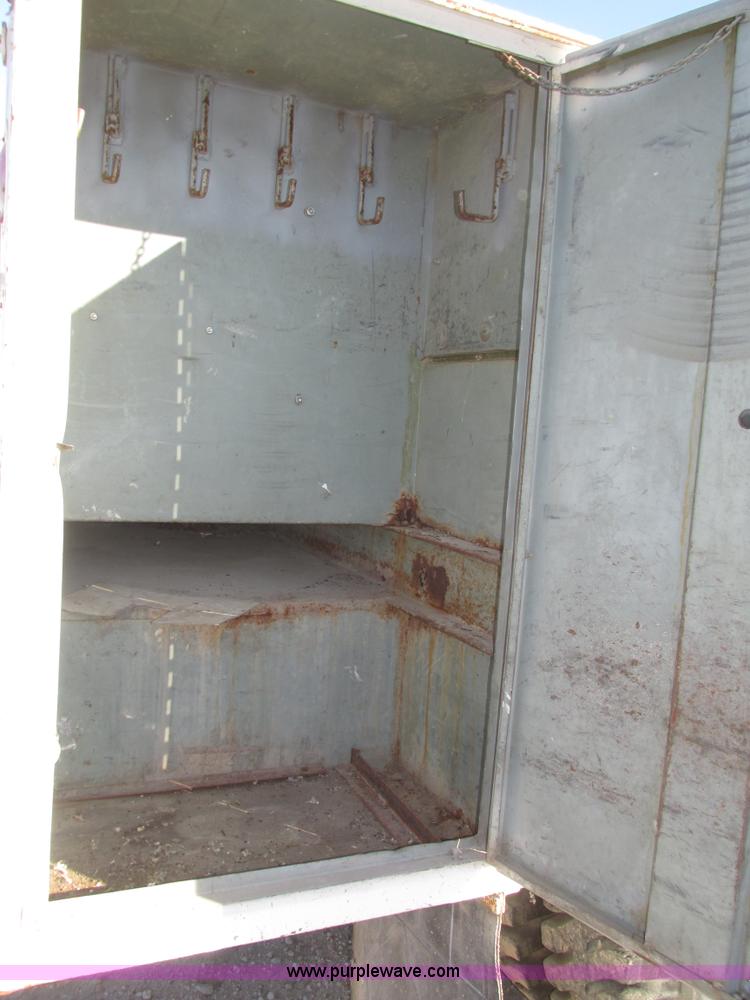 image for item H1031 1982 Ford C800 service truck