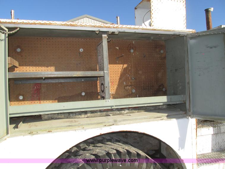 image for item H1031 1982 Ford C800 service truck