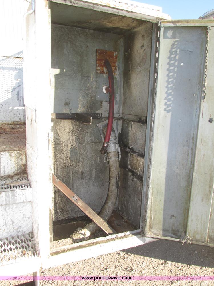 image for item H1031 1982 Ford C800 service truck