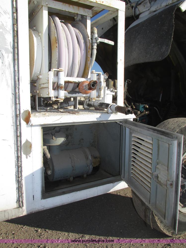 image for item H1031 1982 Ford C800 service truck